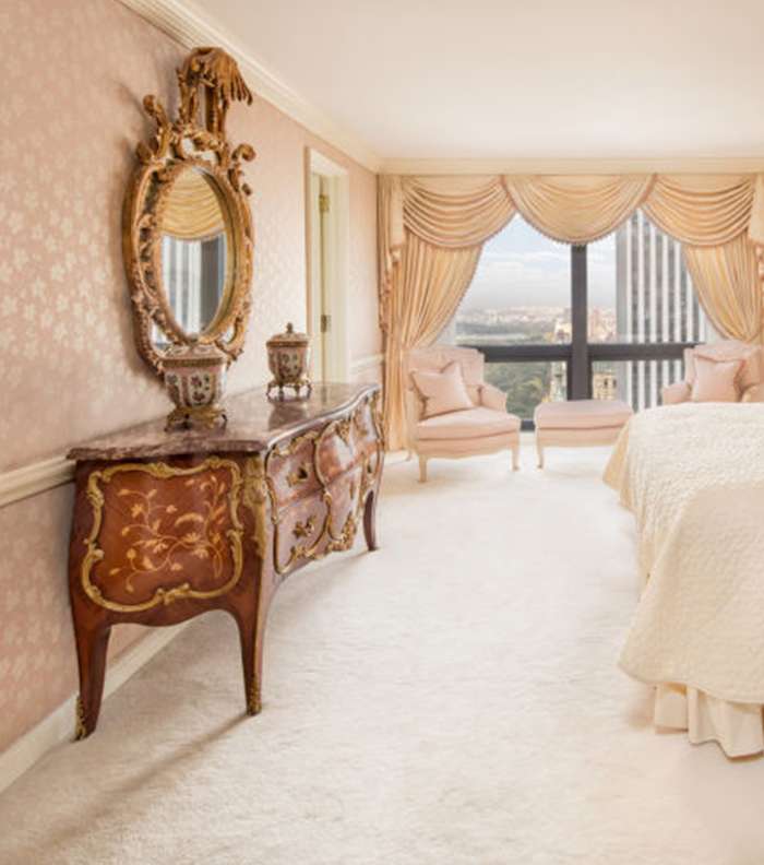 غرفة نوم ثانية فخمة في منزل الرئيس الأميركي دونالد ترامب
