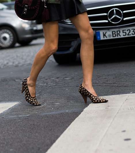 حذاء من توقيع علامة سيلين في شوارع باريس