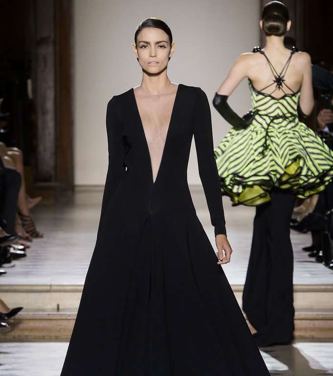 من المتوقع أن نرى فيكتوريا بيكهام بهذا الفستان على السجادة الحمراء