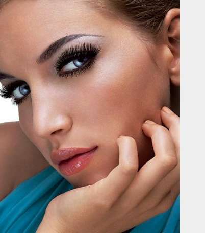 لا تنسي إزالة الماسكارا قبل النوم، وتفادي التوتر لتنعي رموشك من التساقط