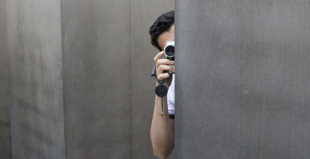 هل يجوز تصوير شخص دون علمه؟