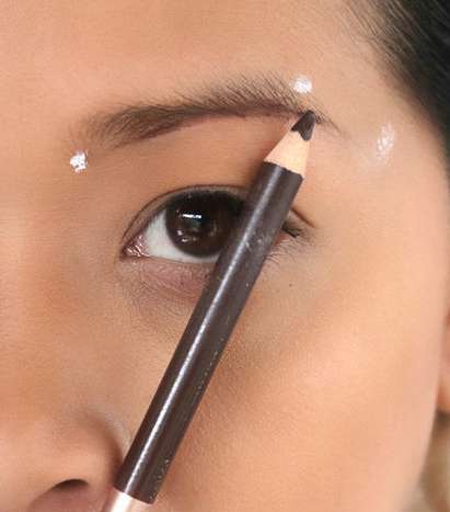 كيف ارسم حواجبي بالصور