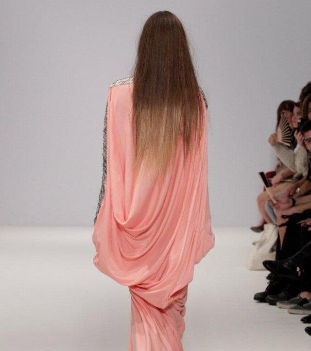 العباءة نفسها من الظهر