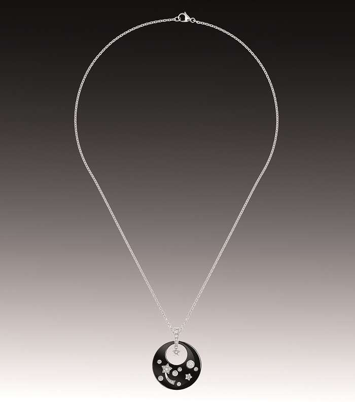 لاطلالة انيقة، اختاري عقد CHANEL Cosmique هذا الموسم