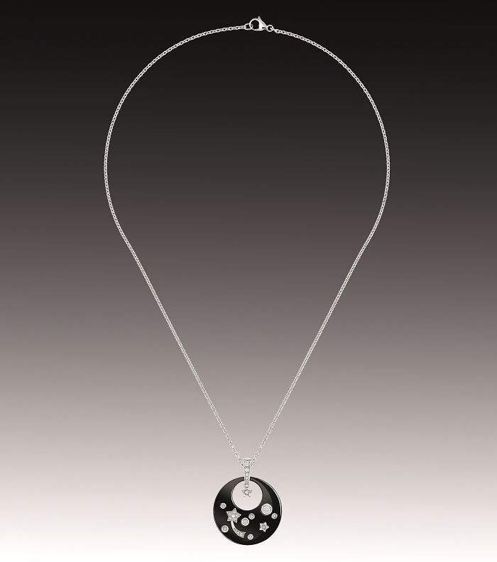 لاطلالة انيقة، اختاري عقد CHANEL Cosmique هذا الموسم