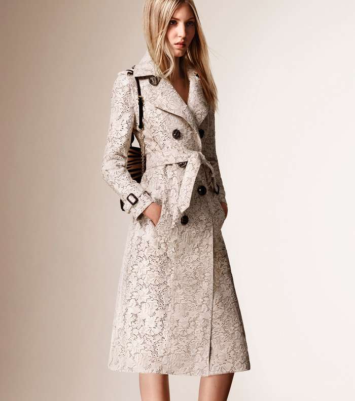 من مجموعة Burberry Resort 2016، اليك موضة معطف الدانتيل