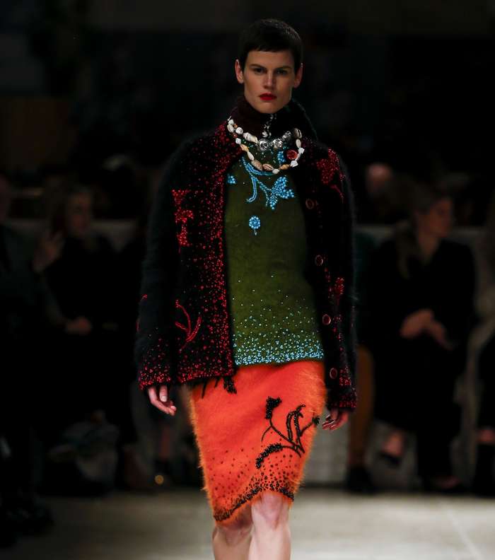 الكارديغان الصوفية المزينة بالترتر من برادا لشتاء 2018