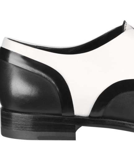 حذاء Santoni بلوني اللبيض والاسود باسلوب الـ Brogue لاطلالة المراة الرجل