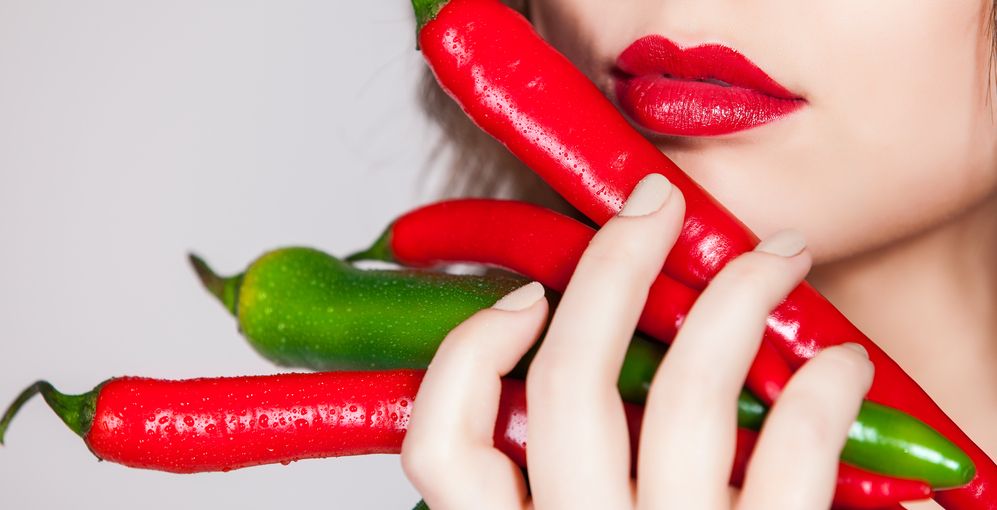 طبقت  قناع الفلفل الحار على وجهها.. فهكذا كانت النتيجة!