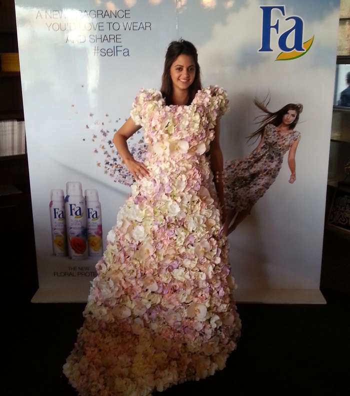 فستان مميّز من الزهور والياسمين مستوحى من مجموعة Fa Floral Protect الحديثة