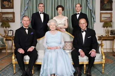 خبراء لغة الجسد يكشفون علاقة الملكة إليزابيث مع أولادها الأربعة