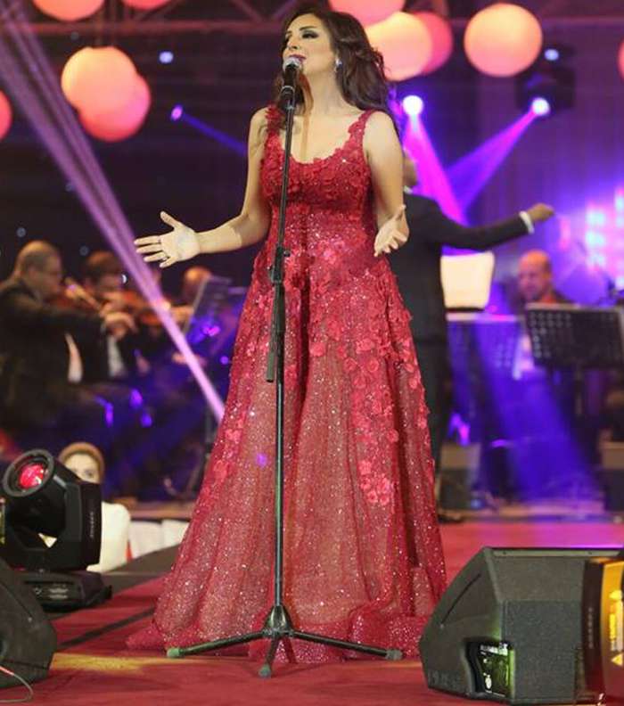 ما رأيك بفساتين الفنانات 2016