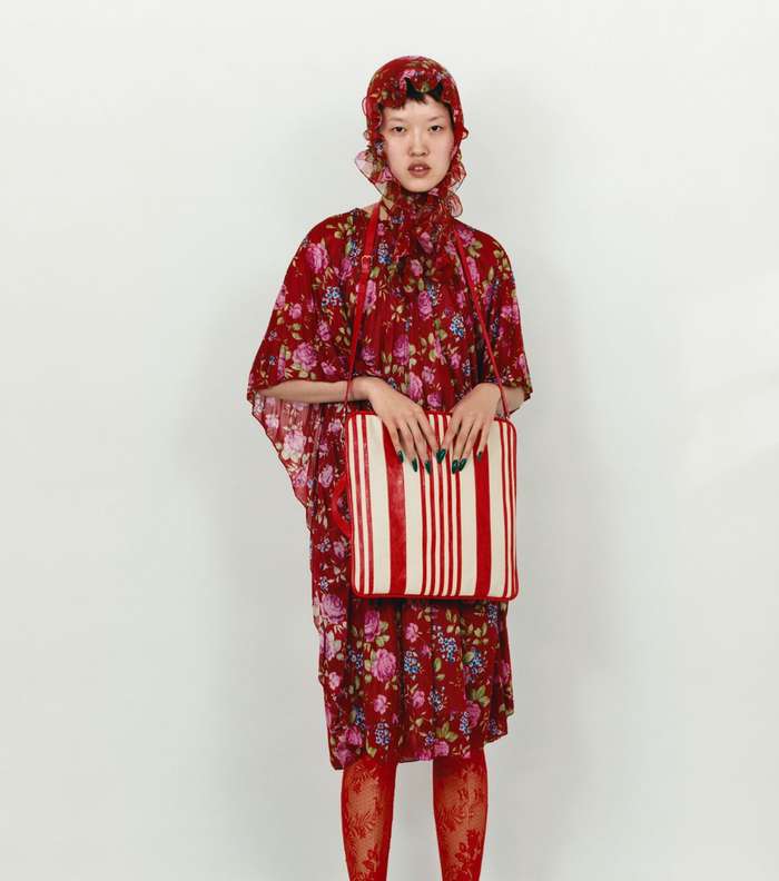 الفستان المطبع بالازهار مع جوارب الدانتيل من بلانسياغا لما قبل خريف 2017