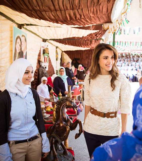 الملكة رانيا تختار الحزام اكسسوارا لملابسها