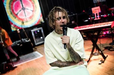 ردة فعل صادمة من جاستين بيبر تجاه احدى معجباته