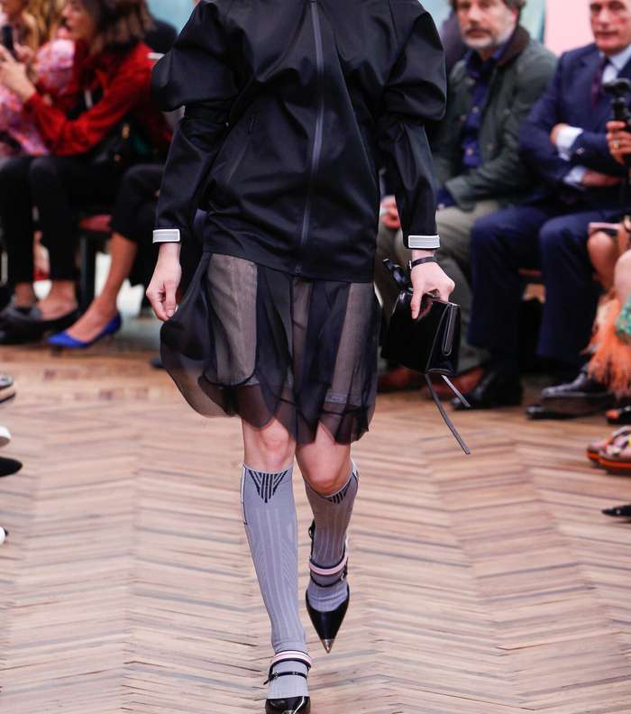 التنورة المثنية مع السترة الرياضية بالاكمام المنفوخة من مجموعة برادا Resort 2018