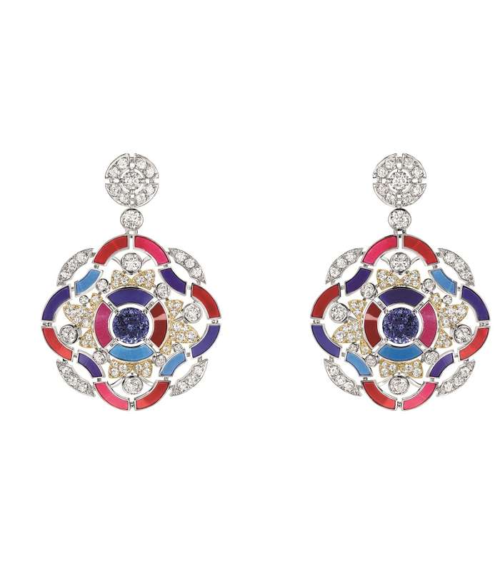 أقراط Hypnotique المميزة من CHANEL من مجموعة Les Talismans De CHANEL