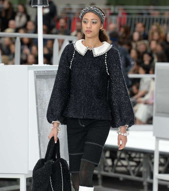 بيرمودا الدنيم مع التوب التويدية بالياقة المدورة من CHANEL لشتاء 2018