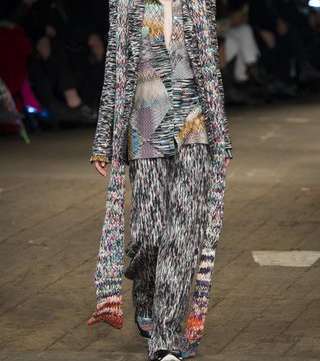 موضة القبعة الصوفية والشال الرفيع والطويل على الرقبة من Missoni لشتاء 2017