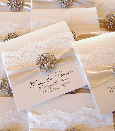 الدانتيل الأنيق والأكسسوارات البراقة تزين بطاقة الدعوة