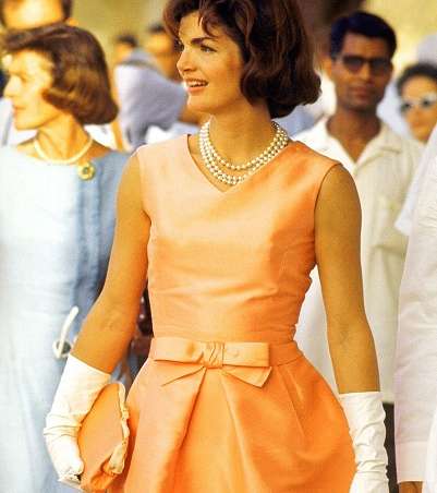 إطلالة مشرقة لـ Jackie O بأروع الفساتين