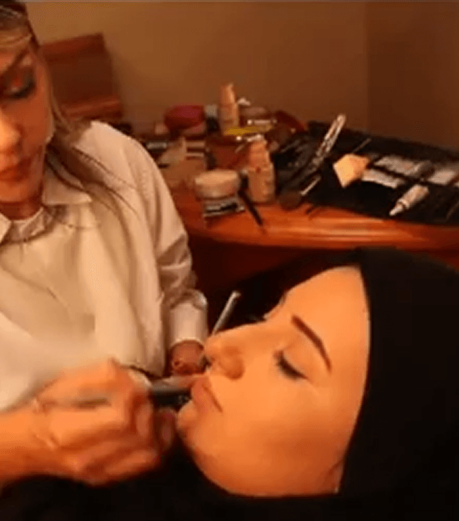 تكبير الشفاه بالمكياج
