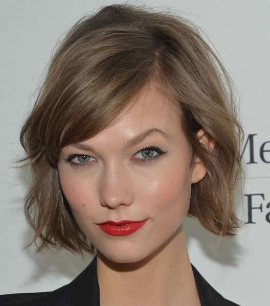 أحمر الشفاه الداكن المميز مع لون بشرتها 