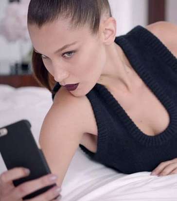 بيلا حديد في حملة علامة ديور الجديدة