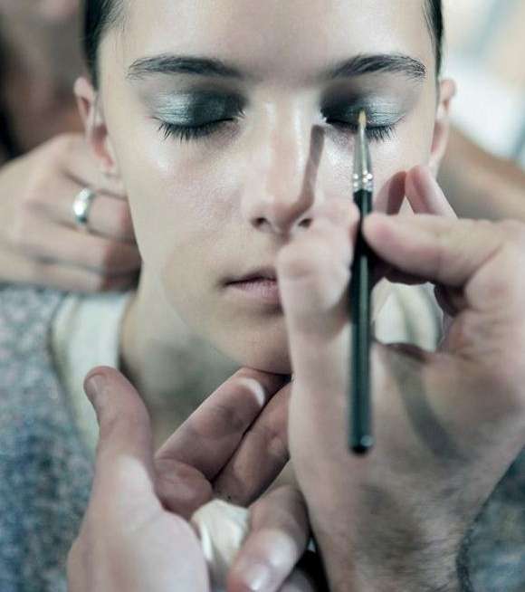 أناقة وتميّز في الظلال اللامعة والماسكارا على الرموش المستعارة