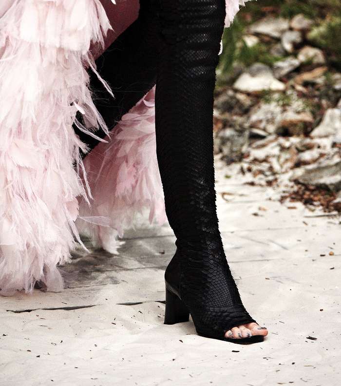 اختاري موضة حذاء الليغينغ من مجموعة Chanel لربيع 2013