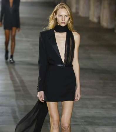 الفستان بالقصة المنخفضة على الصدر مع الشال على الرقبة من سان لوران لصيف 2017