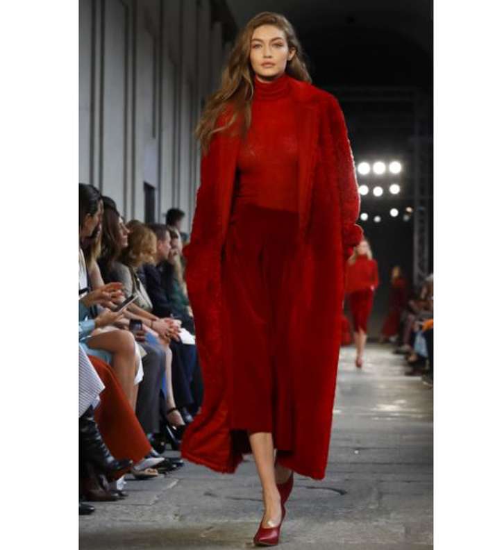 جيجي حديد تتالق بالاحمر في عرض ماكس مارا لشتاء 2018 في اليوم الثاني من اسبوع الموضة في ميلانو