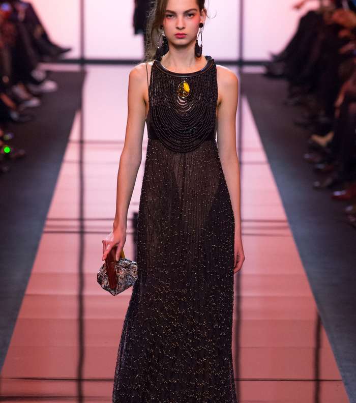 الفستان المطرز مع سلاسل من الخرز على الياقة من Armani Prive لصيف 2017