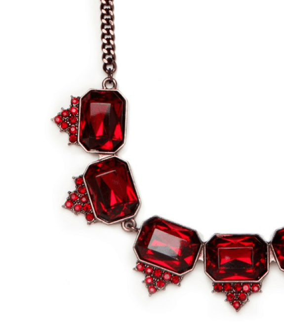 نسّقي المجوهرات بالأحجار الحمراء مع الفساتين باللون الأحمر