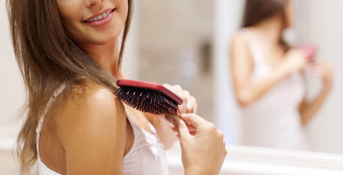 عادات تسبب في تساقط الشعر من دون أن تعلمي