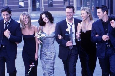 مسلسل فريندز في حلقة "لم شمل" بعد ١٧ عاما ومخاوف حول صحة أحد الابطال