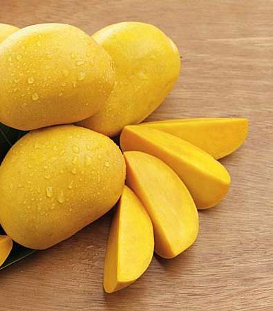 المانغو هو ملك الفاكهة، نظراُ لغناه بالفيتامينات والمعادن، لذا شعرك يطالبك بتناوله بكثرة. 