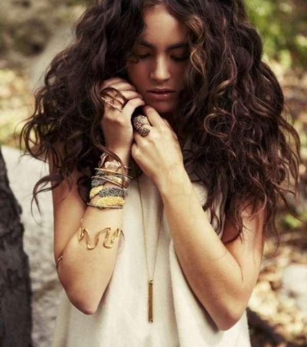 اعتماد الشعر المجعّد أو المموّج يغيّر الإطلالة نحو الأجمل 