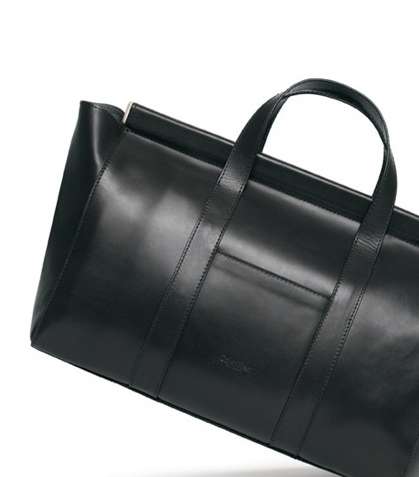 حقيبة جلدية باللون الأسود من كالفن كلاين