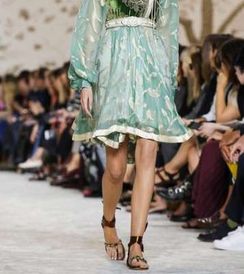 الفستان المطرز وبقصة الـ Wrap على الصدر من Etro لصيف 2018