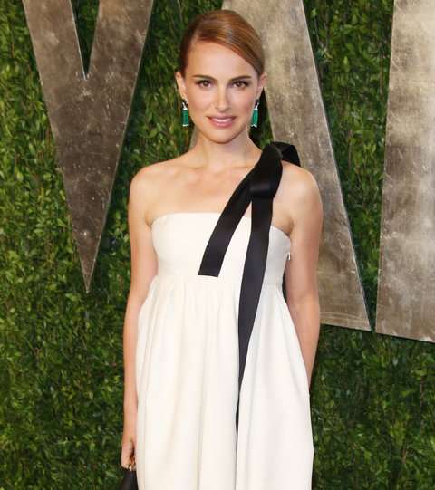 الفستان الطويل بالقصة الواسعة والعارية على الصدر مع رباط العقدة على كتف واحد من قصات الفساتين التي تناسب اطلالة المراة الاربعينية الرسمية