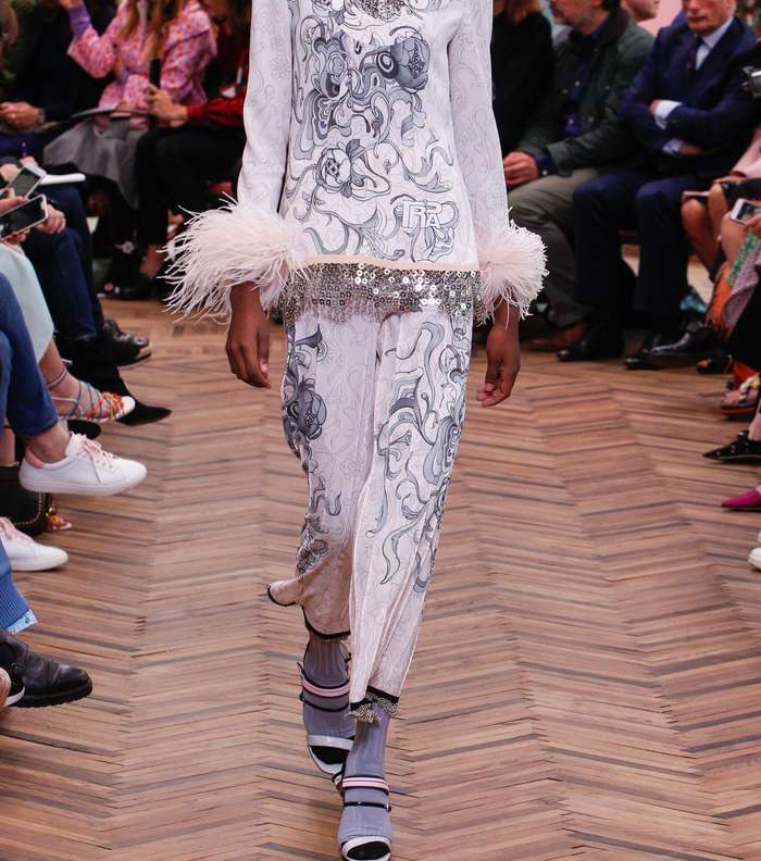 السروال المطبع مع التوب بالنقشة ذاتها والمزينة بالترتر والريش على اطرافها من برادا Resort 2018