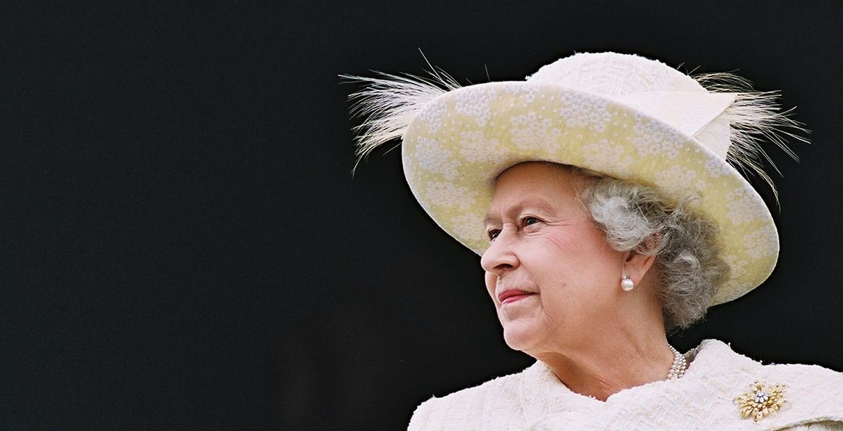 الملكة إليزابيث تخسر أناقتها المعهودة وتبدو عجوزاً عادية في زيارتها الى الأمير لويس