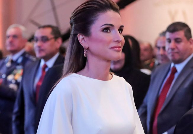 تسريحة نصف الرّفعة بأسلوب الملكة رانيا