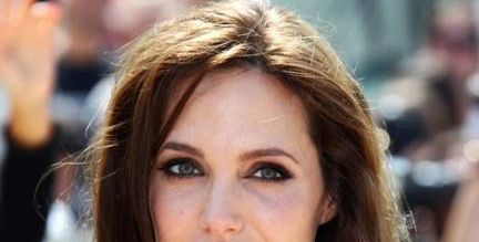 خبيرة مكياج إنجلينا جولي تفضح المستور