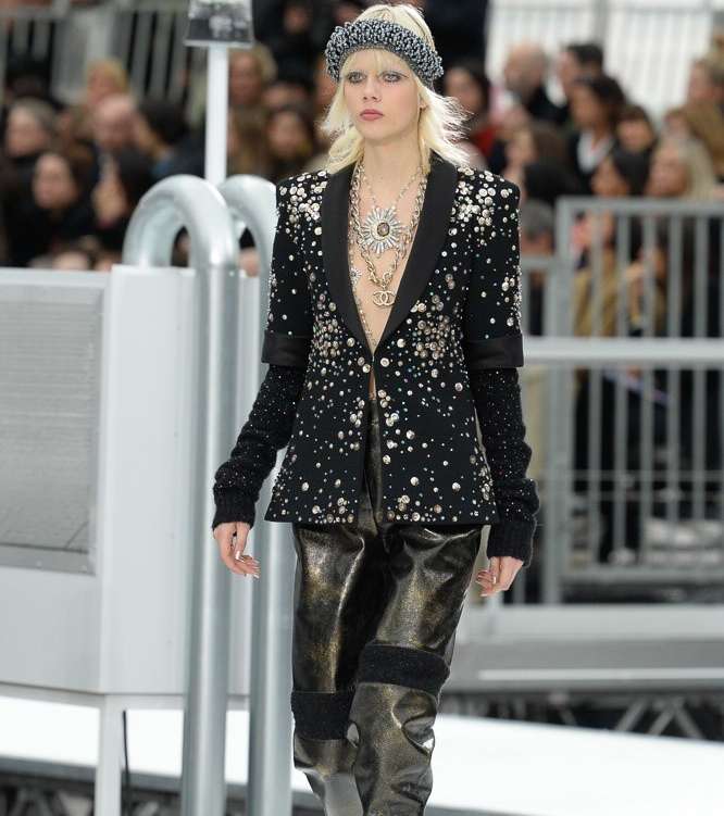 السروال الجلدي الميتاليكي مع السترة الرسمية المطبعة بالنجوم من CHANEL لشتاء 2018