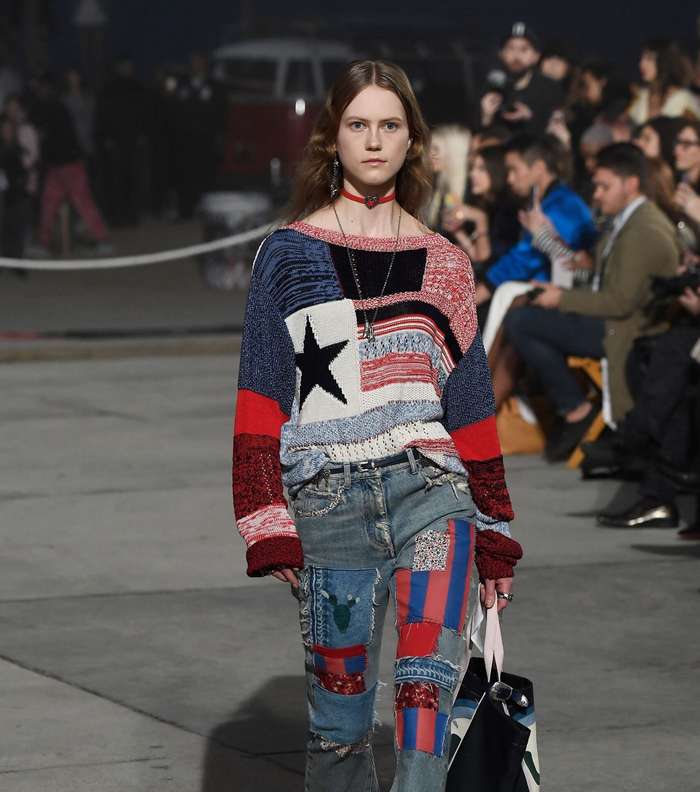 الجينز المطبع مع الكنزة القصيرة المطبعة والملونة من تومي هيلفيغر لصيف 2017