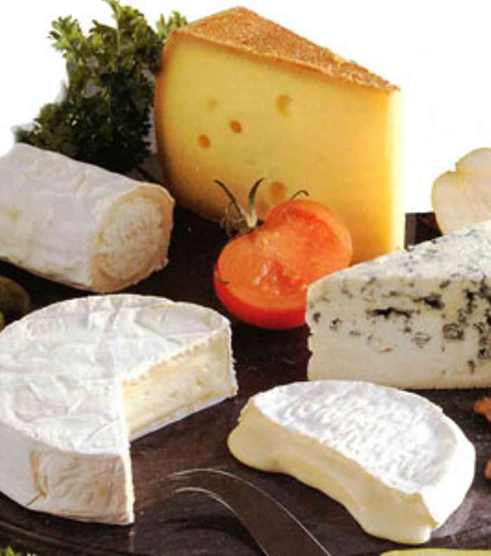الأجبان مثل البارميزان، الرومانو، الغرويير، الماعزوالجبنة السويسري