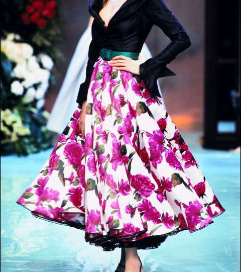 كلوديا شيفير بموضة التنورة المنفوخة في عرض ديور سنة 1996