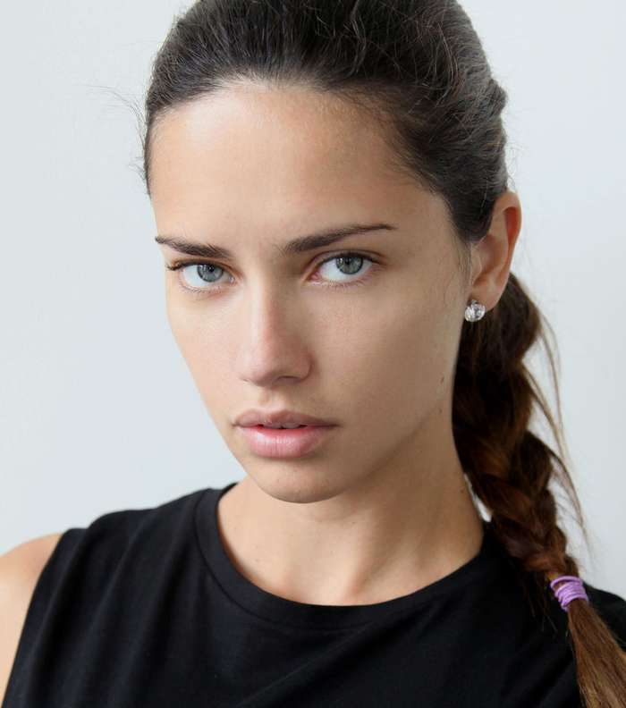 أدريانا ليما لأحدث مستحضرات Maybelline NY